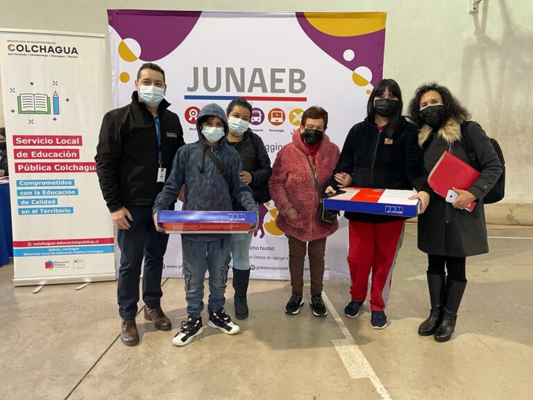 Estudiantes de SLEP de Colchagua reciben notebook para apoyar su proceso de aprendizaje