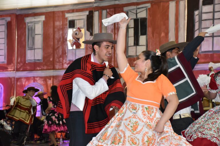 Placilla y San Fernando realizan comunales de cueca de gran nivel