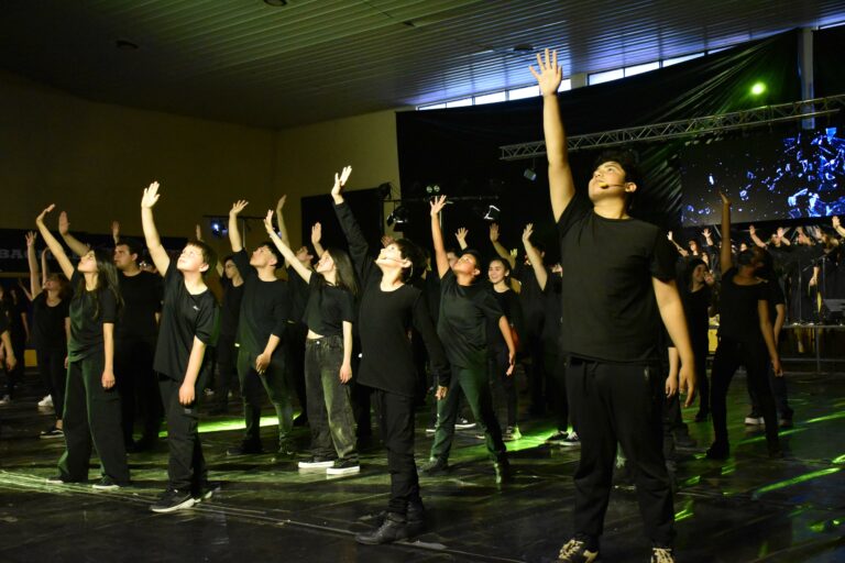 Estudiantes del territorio presentaron exitoso musical “Cristales Rojos: La Revolución”
